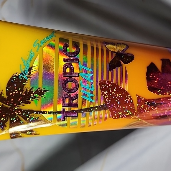 Victoria's Secret Tropic Heat Body Lotion - Picture 4 of 8